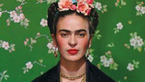 novo Clube do Livro: imagem da exposição da artista Frida Kahlo com o rosto dela