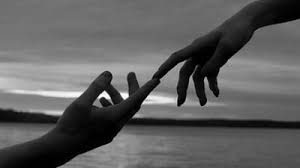 dedos indicadores de duas mãos se tocando com um fundo cinza