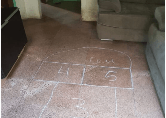 Amarelinha no chão da casa