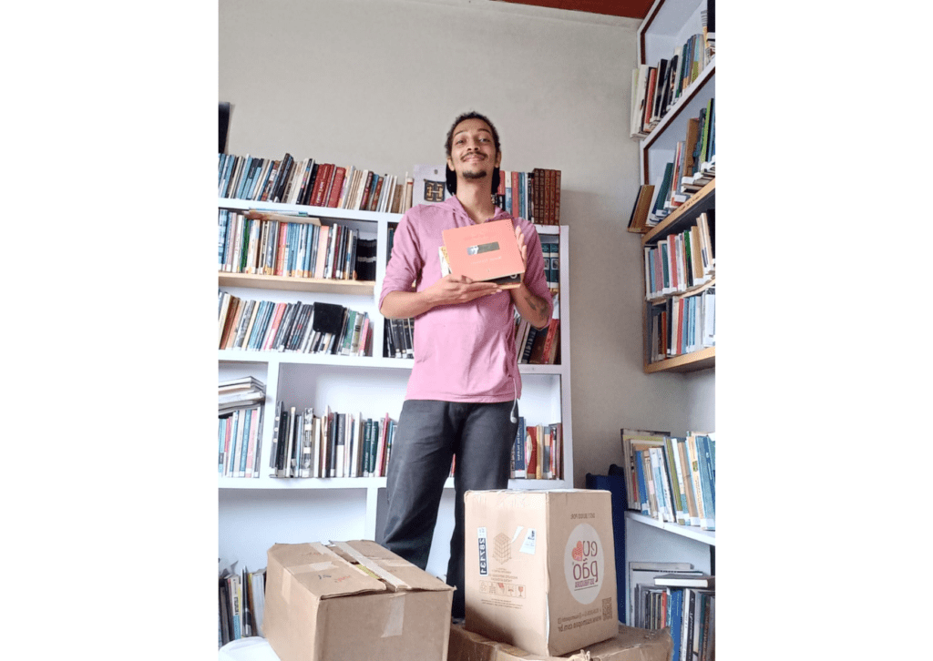 Leonardo dos Reis Lago, responsável pela biblioteca do projeto História em Construção 
