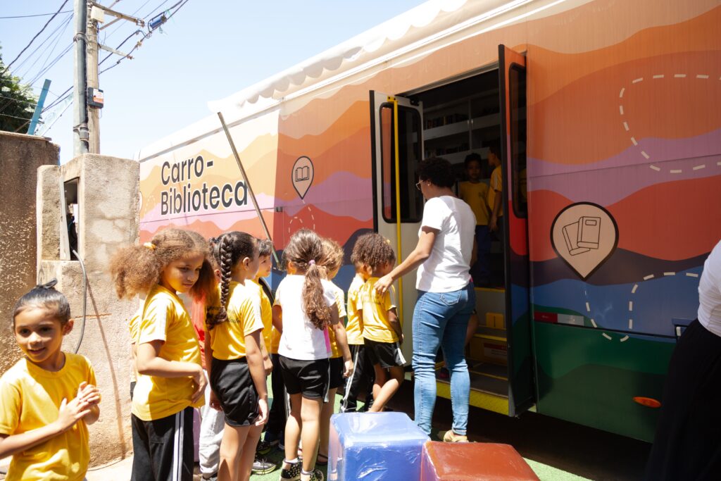 Imagem do Carro-Biblioteca, que volta a circular em 2024.